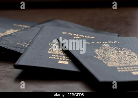 Passeport gros plan passeport canadien sur le bureau. Vue macro de l'identification du passeport canadien. Banque D'Images