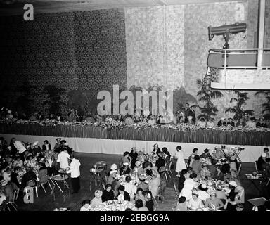 La première dame Jacqueline Kennedy (JBK) assiste au déjeuner du Congressional Club. Vue sur la salle de bal de l'hôtel Sheraton Park à Washington, D.C., lors d'un déjeuner au Congressional Club en l'honneur de la première dame Jacqueline Kennedy. Banque D'Images