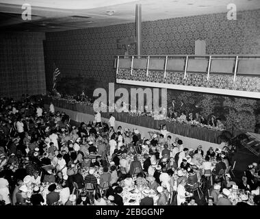 La première dame Jacqueline Kennedy (JBK) assiste au déjeuner du Congressional Club. Vue sur la salle de bal de l'hôtel Sheraton Park à Washington, D.C., lors d'un déjeuner au Congressional Club en l'honneur de la première dame Jacqueline Kennedy. Banque D'Images