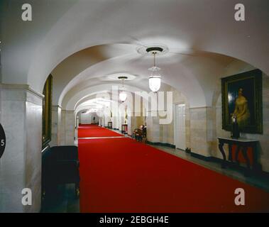 Chambres Maison blanche: Hall du rez-de-chaussée, hall d'entrée, Hall du deuxième étage, salle de traité, salon de la première Ladyu2019s, Chambre ovale jaune, Hall du troisième étage, salle de toilette bleue, Chambre de campagne. Vue sur le Centre Hall situé au rez-de-chaussée de la Maison Blanche, Washington, D.C., UN portrait de Julia Gardiner Tyler, épouse de l'ancien Président John Tyler, est suspendu sur le mur à droite. [Le marquage avec le numéro u201c5u201d sur le bord gauche de l'image est original sur le négatif.] Banque D'Images