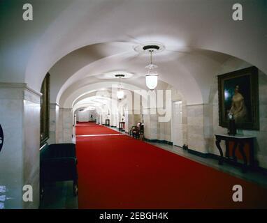 Chambres Maison blanche: Hall du rez-de-chaussée, hall d'entrée, Hall du deuxième étage, salle de traité, salon de la première Ladyu2019s, Chambre ovale jaune, Hall du troisième étage, salle de toilette bleue, Chambre de campagne. Vue sur le Centre Hall situé au rez-de-chaussée de la Maison Blanche, Washington, D.C., UN portrait de Julia Gardiner Tyler, épouse de l'ancien Président John Tyler, est suspendu sur le mur à droite. [Les repères sur le bord gauche de l'image sont originaux sur le négatif.] Banque D'Images