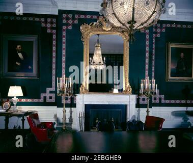 Chambres Maison blanche: Hall du rez-de-chaussée, hall d'entrée, Hall du deuxième étage, salle de traité, salon de la première Ladyu2019s, Chambre ovale jaune, Hall du troisième étage, salle de toilette bleue, Chambre de campagne. Vue de la salle des traités à la Maison Blanche, Washington, D.C., des portraits d'anciens présidents, Ulysses S. Grant (à gauche) et Zachary Taylor (à droite), sont accrochés au mur. Banque D'Images