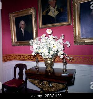 Dîner en l'honneur du Shah d'Iran, Mohammad Reza Shah Pahlavi, 8:00. Table avec arrangement floral dans la salle Rouge, mise en place en préparation d'un dîner en l'honneur de Mohammad Reza Pahlavi, le Shahanshah d'Iran, et de son épouse, l'impératrice Farah Pahlavi. White House, Washington, D.C. Banque D'Images