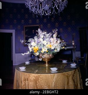 Dîner en l'honneur du Shah d'Iran, Mohammad Reza Shah Pahlavi, 8:00. Table avec arrangement floral dans la salle bleue, mise en place en préparation d'un dîner en l'honneur de Mohammad Reza Pahlavi, le Shahanshah d'Iran, et sa femme, l'impératrice Farah Pahlavi. White House, Washington, D.C. Banque D'Images