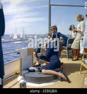 Le Président Kennedy Watches la 1ère course de la coupe Americau0027s. Le président John F. Kennedy et la première dame Jacqueline Kennedy regardent la première course de la coupe Americau0027s 1962 à bord de l'USS Joseph P. Kennedy, Jr. Nuala Pell, épouse du sénateur Claiborne Pell (Rhode Island), se trouve à droite. Newport, Rhode Island. Banque D'Images