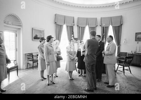 Visite des représentants du corps d'armée des Womenu0027s à propos du 20e anniversaire, Bureau ovale, 11:45. Le Président John F. Kennedy visite des représentants du corps d'armée de Womenu2019s (WAC) à propos du 20e anniversaire de la célébration du corpsu2019. De gauche à droite : le capitaine Alice V. Peters (à l'extrême gauche du cadre); le directeur désigné du WAC, le lieutenant-colonel Emily C. Gorman; l'ancien directeur du WAC, le colonel Irene O. Galloway; l'ancien directeur du WAC, le colonel Westray Battle Leslie; le directeur du WAC, le colonel Mary Louise Milligan Rasmuson; l'ancien directeur du WAC, le colonel Mary Hallaren; Président Kennedy; Secr Banque D'Images