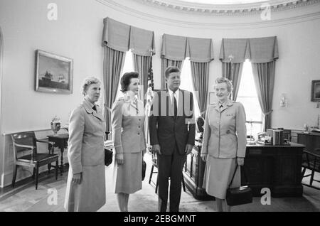 Visite des représentants du corps d'armée des Womenu0027s à propos du 20e anniversaire, Bureau ovale, 11:45. Le Président John F. Kennedy visite des représentants du corps d'armée de Womenu2019s (WAC) à propos du 20e anniversaire de la célébration du corpsu2019. De gauche à droite : capitaine Alice V. Peters; major Josephine L. Redenius; président Kennedy; non identifié. Oval Office, Maison Blanche, Washington, D.C. Banque D'Images