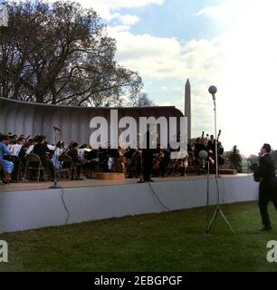 Programme musical pour les jeunes de la première Dame Jacqueline Kennedyu0027s (JBK), 14 h 35. Le chef de l'orchestre symphonique de la jeunesse du Grand Boston (GBYSO), le Dr Marvin Rabin (au centre à droite), invite le compositeur Stanley Silverman (à l'extrême droite), à la scène suivant la représentation de l'orchestrau0027s à la troisième de la série First Lady Jacqueline Kennedyu0027s de programmes musicaux pour la jeunesse par la jeunesse. Le Washington Monument est visible en arrière-plan. South Lawn, Maison Blanche, Washington, D.C. Banque D'Images