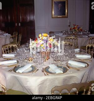 Dîner en l'honneur des lauréats du prix Nobel, 8:00. Vue de la table et d'un arrangement de fleurs pour un dîner en l'honneur des lauréats du prix Nobel de l'hémisphère occidental. State Dining Room, White House, Washington, D.C. Banque D'Images