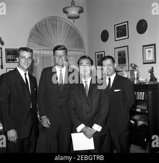 Visite de Roger Maris, Coprésident de la campagne nationale de la Société nationale de la sclérose en plaques, 5 h 25. Le président John F. Kennedy visite l'outfielder des New York Yankees et le co-président de la campagne nationale de la Société nationale de la sclérose en plaques (SP), Roger Maris, et d'autres personnes au bureau du président du Conseil exécutif 2019s, Evelyn Lincoln, Maison Blanche, Washington, D.C., de gauche à droite: M. Maris; le président Kennedy; L'agent sportif Frank Scott, de la Major League Baseball Players Association, et le directeur des relations publiques pour les New York Yankees, Bob Fishel. Banque D'Images