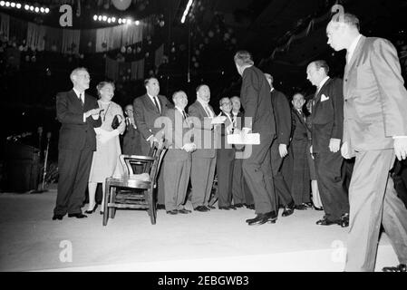 Voyage à New York : Madison Square Garden, rassemblement des citoyens, 4:00. Le président John F. Kennedy (au centre à droite, de retour à la caméra) accueille les participants à un rassemblement sur les soins médicaux pour les personnes âgées, parrainé par le Conseil national des personnes âgées et le Golden Ring Council of Senior Citizens, à Madison Square Garden. Également en photo : le maire de New York, Robert F. Wagner, Jr.; l'agent du service secret de la Maison Blanche, Jack Warner. New York, New York. Banque D'Images