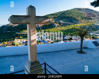 Croix de pierre à côté de l'Eglise de l'Incarnation, Iglesia de la Encarnación, située dans le parc du château. Le château de Moclin. Ruines du Castl Banque D'Images