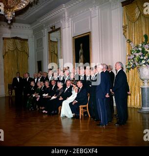 Dîner en l'honneur des lauréats du prix Nobel, 8:00. Le président John F. Kennedy et la première dame Jacqueline Kennedy posent avec les lauréats du prix Nobel de l'hémisphère occidental lors d'un dîner en leur honneur. Assis (G-D) : physicien de l'Université Harvard, Dr Georg von Bu00e9ku00e9sy ; auteur, Pearl S. Buck ; physicien de l'Institut de technologie de Californie, Dr Rudolf L. Mu00f6ssbauer ; écrivain, Mary Welsh Hemingway (veuve de l'auteur lauréat du prix Nobel, Ernest Hemingway) ; président Kennedy ; Katherine Tupper Marshall (veuve du lauréat du prix Nobel et ancienne secrétaire d'État, le général George C. Marshall Banque D'Images