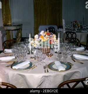Dîner en l'honneur des lauréats du prix Nobel, 8:00. Vue de la table et d'un arrangement de fleurs pour un dîner en l'honneur des lauréats du prix Nobel de l'hémisphère occidental. State Dining Room, White House, Washington, D.C. Banque D'Images