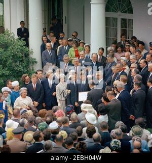 Remise de la Médaille du service distingué (DSM) de la National Aeronautics and Space Administration (NASA) à l'astronaute Major L. Gordon Cooper, 12 h 15. L'administrateur de la National Aeronautics and Space Administration (NASA), le Dr James E. Webb (retour à la caméra), remet le prix de la NASA pour son leadership exceptionnel au directeur du Bureau du projet Mercury au Centre spatial habité Kenneth S. Kleinknecht (debout à droite du président John F. Kennedy, portant des lunettes), Au cours de la cérémonie de remise de la Médaille du service distingué (DSM) de la NASA, organisée par le major L. Gordon Cooperu2019s. Également illustré : vice Banque D'Images