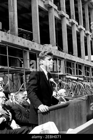 Cérémonie de pose de la pierre angulaire, immeuble Rayburn House, 10:28AM. Le président John F. Kennedy prononce un discours lors de la cérémonie de pose de la pierre angulaire de l'édifice du bureau de la Chambre de Rayburn, dédié au regretté président de la Chambre des représentants, Sam Rayburn. Photo également : Président de la Chambre et Président de la Commission de construction de bureaux de la Chambre, John W. McCormack (Massachusetts); Représentant Joseph W. Martin, Jr. (Massachusetts). Washington, D.C. Banque D'Images