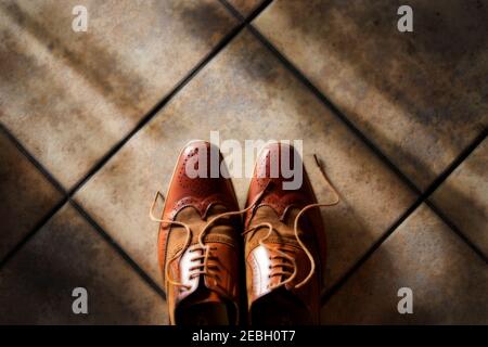 Paire de chaussures style rigue filmées de manière frappante avec un éclairage tamisé. Banque D'Images