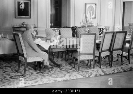 Installation du mantel State Dining Room, photos de progrès. L'adjoint spécial du président, Dave Powers, siège à une table dans la salle à manger de l'État. White House, Washington D.C. Banque D'Images