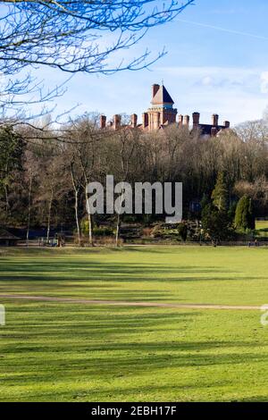 Avenham Park, Preston montrant l'ancien Park Hotel donnant sur le domaine. Banque D'Images