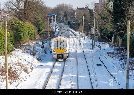 Train C2C près de Westcliff sur la station de la mer, Southend Borough, Essex, Royaume-Uni, avec la neige de Storm Darcy. Interruption des déplacements et du transport Banque D'Images