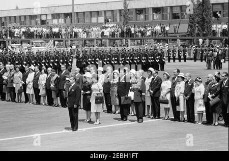 Voyage au Mexique : cérémonies d'arrivée, aéroport international de Mexico, Mexico, Mexique, 11:00. Le président du Mexique, Adolfo Lu00f3pez Mateos (à gauche, premier plan), assiste à la cérémonie d'arrivée du président John F. Kennedy à Mexico; Eva Lu00f3pez Mateos et la première dame du Mexique, Eva Su00e1mano de Lu00f3pez Mateos, se tiennent derrière. Également en photo : le directeur général de l'Institut de sécurité sociale du Mexique, Benito Coquet; Fanny Gamboa de Carrillo Flores; l'ambassadeur mexicain aux États-Unis, Antonio Carrillo Flores; le ministre des Finances et du crédit public du Mexique, Antonio Ortiz Me Banque D'Images