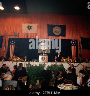 Voyage dans le Maine u0026 Massachusetts: Boston, dîner de collecte de fonds au Commonwealth Armory, 8:13. Le président John F. Kennedy (au lectern) prononce des remarques au cours du u201cAll New England Salute Dinneru201d en son honneur à l'Armory du Commonwealth à Boston, Massachusetts. Les personnes assises à la table de tête sont : le Président de la Chambre des représentants, John W. McCormack (Massachusetts); Harriet McCormack; le coprésident du dîner, Thomas J. White; le coprésident du dîner et le shérif du comté de Middlesex (Massachusetts), Howard W. Fitzpatrick; le sénateur Edward M. Kennedy (Massachusetts); le gouverneur de Ma Banque D'Images