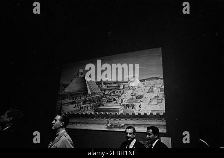 Voyage au Mexique : visite de l'Institut national d'anthropologie et d'histoire, 4:55. Le Président John F. Kennedy (à l'extrême gauche) visite le Museo Nacional de Antropologu00eda (Musée national d'anthropologie) de l'Instituto Nacional de Antropologu00eda e Historia (Institut national d'anthropologie et d'histoire) à Mexico, au Mexique. Également en photo : aide militaire au président Kennedy, le général Chester V. Clifton, doyen du corps de presse de la Maison Blanche et journaliste de l'United Press International (UPI), Merriman u0022Smittyu0022 Smith. Banque D'Images