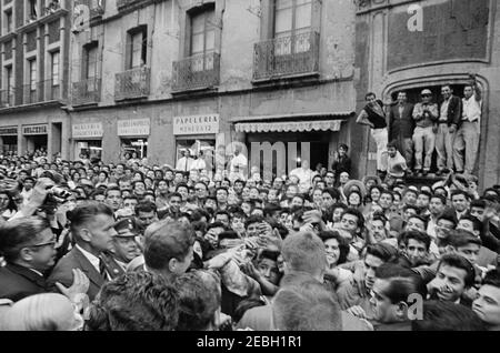 Voyage au Mexique : visite de l'Institut national d'anthropologie et d'histoire, 4:55. Le Président John F. Kennedy (partiellement visible, en bas à gauche) accueille les gens dans une foule lors d'une visite au Museo Nacional de Antropologu00eda (Musée national d'anthropologie) de l'Instituto Nacional de Antropologu00eda e Historia (Institut national d'anthropologie et d'histoire) à Mexico, Mexique. L'agent du service secret de la Maison Blanche, Gerald A. u0022Jerryu0022 Behn, est également représenté sur la photo. Banque D'Images