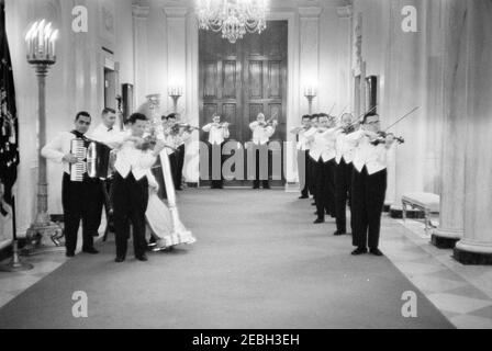 Dîner en l'honneur d'Andru00e9 Malraux, ministre d'État aux Affaires culturelles de France, 8 h 00. Des musiciens jouent à un dîner en l'honneur du ministre d'État aux Affaires culturelles de France, Andru00e9 Malraux. Cross Hall, Maison Blanche, Washington, D.C. Banque D'Images