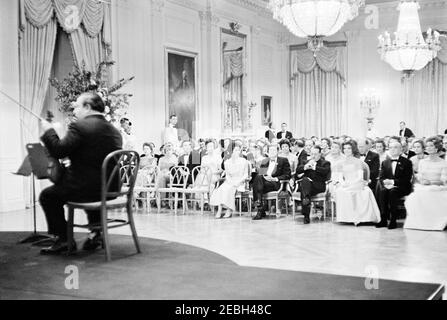 Dîner en l'honneur d'Andru00e9 Malraux, ministre d'État aux Affaires culturelles de France, 8 h 00. Le violoniste Isaac Stern se prépare à jouer un dîner en l'honneur du ministre d'État aux Affaires culturelles de France, Andru00e9 Malraux. Les personnes photographiés en audience comprennent : le président John F. Kennedy; la ministre Malraux; la première dame Jacqueline Kennedy; l'épouse de la ministre, la pianiste Madeleine Malraux; l'ambassadeur de France aux États-Unis, Hervu00e9 Alphand; l'épouse de l'ambassadeur, Nicole Alphand; le directeur du Service national des parcs (SNP), Conrad L. Wirth; Helen Olson Wirth; ERMA Lee Udall et Secrétaire Banque D'Images