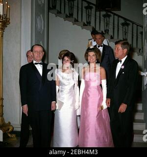 Dîner en l'honneur d'Andru00e9 Malraux, ministre d'État aux Affaires culturelles de France, 8 h 00. Le Président John F. Kennedy et d'autres arrivent à un dîner en l'honneur du Ministre d'État aux Affaires culturelles de France, Andru00e9 Malraux. Première rangée (G-D): Ministre Malraux; épouse de la ministre, la pianiste Madeleine Malraux; première dame Jacqueline Kennedy; présidente Kennedy. Autres (de gauche à droite): Ambassadeur de France aux États-Unis, Hervu00e9 Alphand (derrière le ministre Malraux); épouse de l'ambassadeur, Nicole Alphand (surtout cachée); aide navale au président, capitaine Tazewell Shepard (à l'arrière); vice Presi Banque D'Images