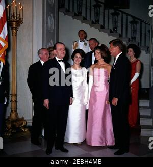 Dîner en l'honneur d'Andru00e9 Malraux, ministre d'État aux Affaires culturelles de France, 8 h 00. Le Président John F. Kennedy et d'autres arrivent à un dîner en l'honneur du Ministre d'État aux Affaires culturelles de France, Andru00e9 Malraux. En face (G-D): La ministre Malraux; l'épouse de la ministre, la pianiste Madeleine Malraux; la première dame Jacqueline Kennedy; le président Kennedy. Autres (de gauche à droite): Ambassadeur de France aux États-Unis, Hervu00e9 Alphand; épouse de l'ambassadeur, Nicole Alphand (pour la plupart cachée); aide navale au président, capitaine Tazewell Shepard (à l'arrière); vice-président Lyndon B. Johnson; LAD Banque D'Images