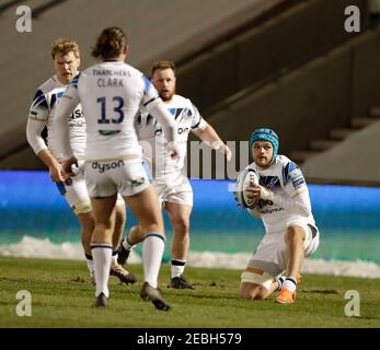 12 février 2021; AJ Bell Stadium, Salford, Lancashire, Angleterre; Rugby anglais de Premiership, sale Sharks versus Bath; Zach Mercer de Bath Rugby berce le ballon Banque D'Images