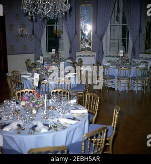 Dîner en l'honneur d'Andru00e9 Malraux, ministre d'État aux Affaires culturelles de France, 8 h 00. Vue des tables disposées pour un dîner en l'honneur du ministre d'État aux Affaires culturelles de France, Andru00e9 Malraux. Blue Room, Maison Blanche, Washington, D.C. Banque D'Images