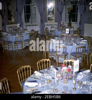 Dîner en l'honneur d'Andru00e9 Malraux, ministre d'État aux Affaires culturelles de France, 8 h 00. Vue des tables disposées pour un dîner en l'honneur du ministre d'État aux Affaires culturelles de France, Andru00e9 Malraux. Blue Room, Maison Blanche, Washington, D.C. Banque D'Images