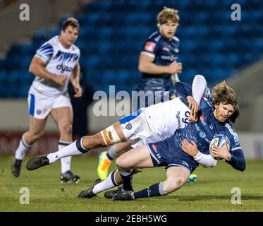 12 février 2021; AJ Bell Stadium, Salford, Lancashire, Angleterre; Rugby anglais de Premiership, sale Sharks versus Bath; Simon Hammersley de sale Sharks est abordé Banque D'Images
