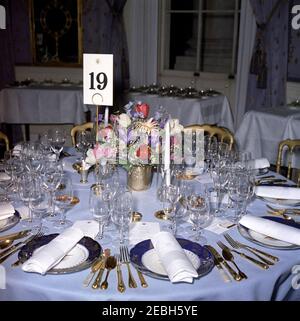 Dîner en l'honneur d'Andru00e9 Malraux, ministre d'État aux Affaires culturelles de France, 8 h 00. Vue de la table et d'un arrangement de fleurs pour un dîner en l'honneur du ministre d'État aux Affaires culturelles de France, Andru00e9 Malraux. Blue Room, Maison Blanche, Washington, D.C. Banque D'Images