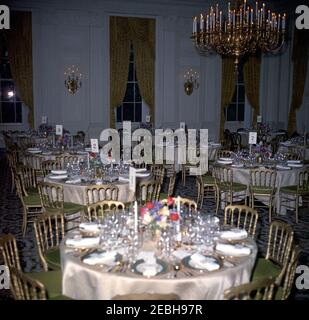 Dîner en l'honneur d'Andru00e9 Malraux, ministre d'État aux Affaires culturelles de France, 8 h 00. Vue des tables disposées pour un dîner en l'honneur du ministre d'État aux Affaires culturelles de France, Andru00e9 Malraux. State Dining Room, White House, Washington, D.C. Banque D'Images