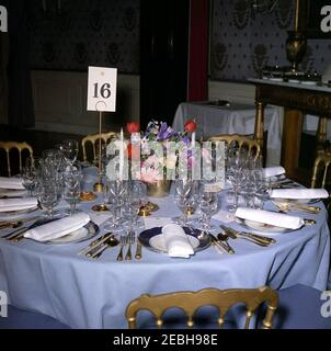 Dîner en l'honneur d'Andru00e9 Malraux, ministre d'État aux Affaires culturelles de France, 8 h 00. Vue de la table et d'un arrangement de fleurs pour un dîner en l'honneur du ministre d'État aux Affaires culturelles de France, Andru00e9 Malraux. Blue Room, Maison Blanche, Washington, D.C. Banque D'Images