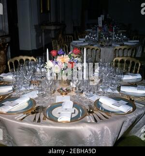 Dîner en l'honneur d'Andru00e9 Malraux, ministre d'État aux Affaires culturelles de France, 8 h 00. Vue des tables disposées pour un dîner en l'honneur du ministre d'État aux Affaires culturelles de France, Andru00e9 Malraux. State Dining Room, White House, Washington, D.C. Banque D'Images