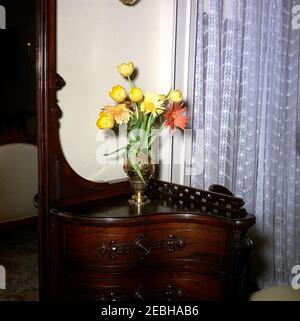 Dîner en l'honneur d'Andru00e9 Malraux, ministre d'État aux Affaires culturelles de France, 8 h 00. Vue sur un arrangement de fleurs dans la chambre Lincoln de la Maison Blanche, Washington, D.C., mis en place pour un dîner en l'honneur du Ministre d'État aux Affaires culturelles de France, Andru00e9 Malraux. Banque D'Images