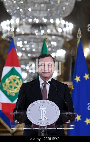 Rome, Italie. 12 février 2021. Mario Draghi s'adresse aux médias au Palais Quirinale de Rome, Italie, le 12 février 2021. L'ancien président de la Banque centrale européenne (BCE) Mario Draghi a officiellement accepté le mandat de nouveau Premier ministre italien, a déclaré vendredi M. Ugo Zampetti, secrétaire général de la présidence de la République. (Pool via Xinhua) Credit: Xinhua/Alamy Live News Banque D'Images