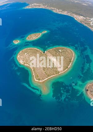 Tir de drone aérien d'une île en forme de coeur Galesnjak en Dalamatia Croatie Banque D'Images