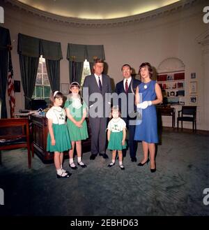 Visite de Newton N. Minow, président de la Federal Communications Commission (FCC), famille u0026. Le président John F. Kennedy visite le président sortant de la Federal Communications Commission (FCC), Newton N. Minow, et sa famille. De gauche à droite : Martha Minow, Nell Minow, président Kennedy, Mary Minow, M. Minow et Josephine Baskin Minow. Oval Office, Maison Blanche, Washington, D.C. [la décoloration de l'image est originale au négatif.] Banque D'Images