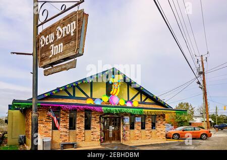 Le Dew Drop Inn, le plus ancien restaurant de Mobile fondé en 1924, est décoré pour Mardi gras sur Old Shell Road, le 8 février 2021, à Mobile, Alabama. Banque D'Images