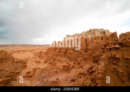 Photographie du parc national de Goblin Valley, près de Hanksville, comté d'Emery, Utah, un jour d'été couvert. Banque D'Images