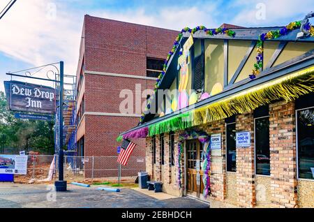 Le Dew Drop Inn, le plus ancien restaurant de Mobile fondé en 1924, est décoré pour Mardi gras sur Old Shell Road, le 8 février 2021, à Mobile, Alabama. Banque D'Images