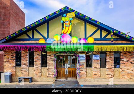 Le Dew Drop Inn, le plus ancien restaurant de Mobile fondé en 1924, est décoré pour Mardi gras sur Old Shell Road, le 8 février 2021, à Mobile, Alabama. Banque D'Images