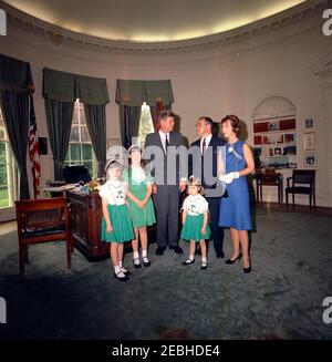 Visite de Newton N. Minow, président de la Federal Communications Commission (FCC), famille u0026. Le président John F. Kennedy visite le président sortant de la Federal Communications Commission (FCC), Newton N. Minow, et sa famille. De gauche à droite : Martha Minow, Nell Minow, président Kennedy, Mary Minow, M. Minow et Josephine Baskin Minow. Oval Office, Maison Blanche, Washington, D.C. [les imperfections sur l'image sont originales au négatif.] Banque D'Images