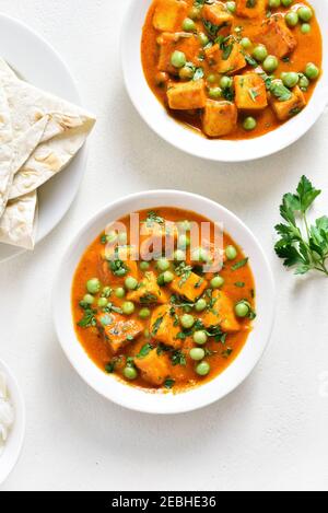 Masala beurre paneer. Cari de fromage cottage de style indien dans un bol sur fond de pierre blanche. Vue de dessus, plan d'appartement Banque D'Images